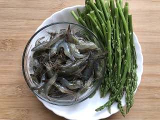 1、芦笋花炒小河虾,备好所需食材