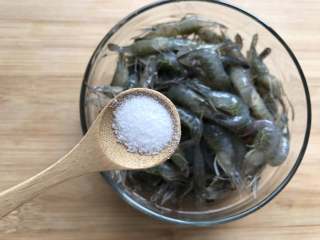 2、芦笋花炒小河虾,小河虾清洗干净后沥干水分，用料酒和少许盐腌制约20分钟