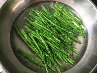 3、芦笋花炒小河虾,芦笋花洗净，用沸水焯1-2分钟，捞出过凉水