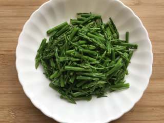 4、芦笋花炒小河虾,将处理好的芦笋花切小段备用