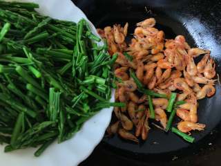 9、芦笋花炒小河虾,放入芦笋花