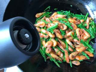 11、芦笋花炒小河虾,最后撒点黑胡椒碎炒匀即可