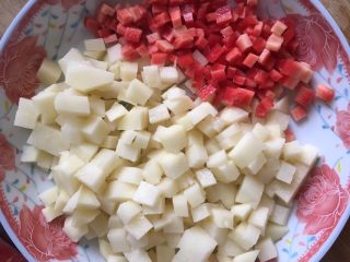 2、#宝宝辅食#三文鱼银鱼杂蔬馒头披萨,土豆胡萝卜切丁,放入锅中蒸熟。