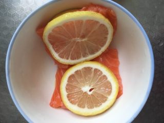 3、#宝宝辅食#三文鱼银鱼杂蔬馒头披萨,三文鱼用柠檬去腥