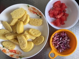 4、#宝宝辅食#三文鱼银鱼杂蔬馒头披萨,馒头切小片,西红柿和葱头切丁。