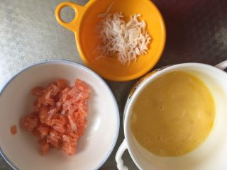 5、#宝宝辅食#三文鱼银鱼杂蔬馒头披萨,打散鸡蛋,三文鱼切丁,银鱼洗干净备用。