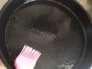 7、#宝宝辅食#三文鱼银鱼杂蔬馒头披萨,8寸的披萨盘刷油