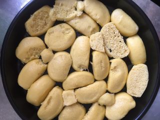 8、#宝宝辅食#三文鱼银鱼杂蔬馒头披萨,底部摆好切好的馒头片,尽量铺满。