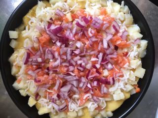 10、#宝宝辅食#三文鱼银鱼杂蔬馒头披萨,中间放三文鱼丁,三文鱼周围撒一些银鱼,再撒好葱头丁。