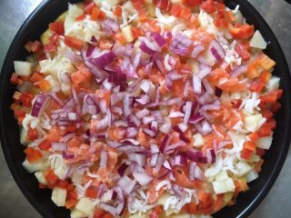 11、#宝宝辅食#三文鱼银鱼杂蔬馒头披萨,最边上撒蒸好的胡萝卜丁