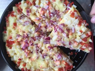 14、#宝宝辅食#三文鱼银鱼杂蔬馒头披萨,成品图,出炉的,奶酪太少了,只能这样子了,怕放太多,宝宝会不吃。