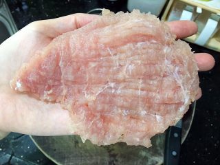 6、美味的日式炸猪排,经络敲断后，猪扒肉也跟着变大块了一倍