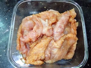 8、美味的日式炸猪排,抓匀，腌1－2小时