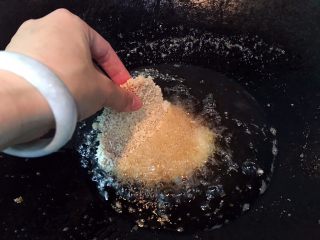 15、美味的日式炸猪排,猪排放入