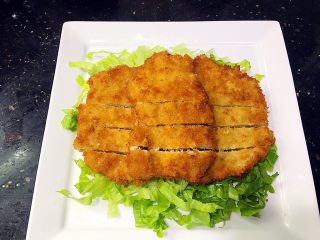 22、美味的日式炸猪排,切块放到生菜上