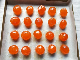 3、蛋黄酥,然后放在铺好油纸的烤盘上，喷上少量白酒