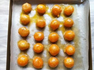 4、蛋黄酥,放入烤箱150度烤五-八分钟取出放凉备用