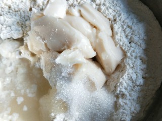 6、蛋黄酥,油皮部分材料全部放在一起，揉至光滑面团