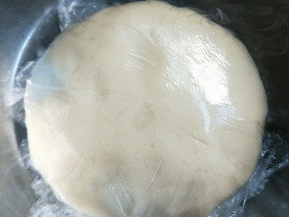 7、蛋黄酥,盖上保鲜膜自然松弛20分钟