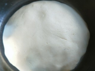 8、蛋黄酥,油酥材料全部放在一起，揉成团即可