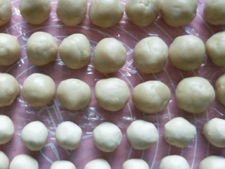 9、蛋黄酥,然后把两种材料分成平均等份分好(油皮每个23克，油酥每个13克