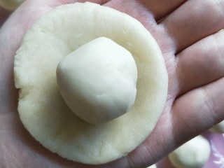 10、蛋黄酥,把油皮擀成圆形，再把油酥包在里面