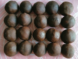 14、蛋黄酥,把豆沙分成22克每份，搓圆备用