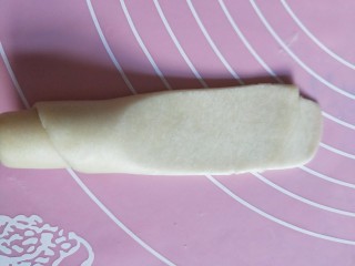15、蛋黄酥,松弛好的面卷，用擀面杖从中间朝两边擀