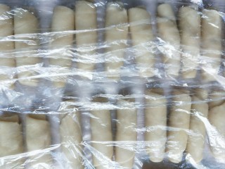 17、蛋黄酥,再次卷好松弛15分钟