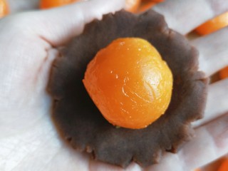 18、蛋黄酥,在松弛面卷的时候，把豆沙与蛋黄包好