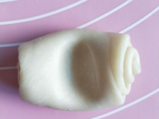 20、蛋黄酥,接着把第二次松弛好的面卷，用大拇指从中间压一个窝