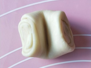 21、蛋黄酥,把两头捏在一起