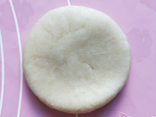 22、蛋黄酥,然后用擀面杖从中间朝着四个方向擀圆