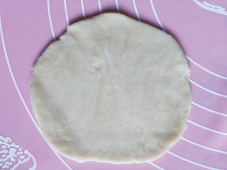 23、蛋黄酥,擀好之后如图