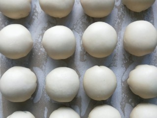 24、蛋黄酥,把擀好之后的油酥皮，每一个包上豆沙蛋黄馅，收口处朝下，一次放在铺满油纸的烤箱上