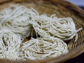 4、冬阴功汤牛肉面,煮两人份的干碱面。实际用了图中两个剂子。