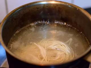 5、冬阴功汤牛肉面,水开后下入面条。煮沸加适量冷水。如此加两回冷水。