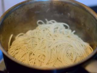 6、冬阴功汤牛肉面,关火倒去面汤。因为碱面虽然口感好,但因有碱,不倒掉原汤的话,会有涩味。