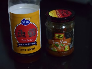 7、冬阴功汤牛肉面,泰式风味的大功臣就是这两位啦:冬阴功酱和鱼露。