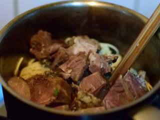 9、冬阴功汤牛肉面,加入牛肉块。