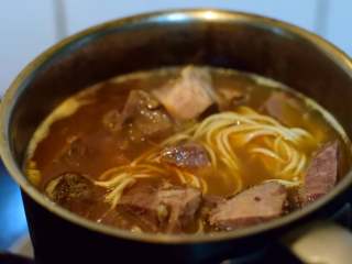 10、冬阴功汤牛肉面,倒入一碗牛肉高汤(可用卤牛肉时的汤),再倒入两碗开水。煮开。