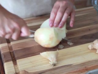 5、在家简易做韩国烤肉的方法，只需要烤箱就能完成,把肉送进预热好的烤箱，放入中间层，190度烤90分钟。这时可以有充足的时间制作酱料，还能做自己的事。首先处理洋葱，取半颗，切碎