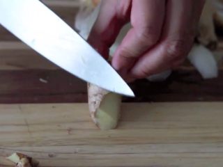 6、在家简易做韩国烤肉的方法，只需要烤箱就能完成,姜去皮，磨碎；3瓣大蒜切碎