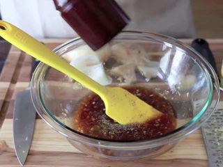 12、在家简易做韩国烤肉的方法，只需要烤箱就能完成,加入少许黑胡椒调味