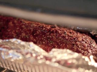 16、在家简易做韩国烤肉的方法，只需要烤箱就能完成,再放回烤箱，置于距离顶部三分之一处，烤3-5分钟