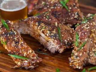 17、在家简易做韩国烤肉的方法，只需要烤箱就能完成,取出，切块，撒上剩下的酱汁，配上啤酒，完美！