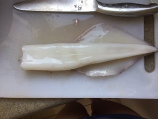 7、韩式辣烤鱿鱼,扒干净皮的鱿鱼，是这样的。