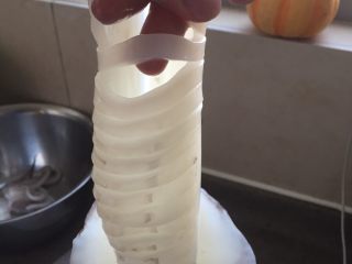 10、韩式辣烤鱿鱼,切好了的鱿鱼，拎起来是这样的。