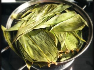 1、端午节 枣粽,将粽叶开水煮一会,泡软,冲洗干净待用