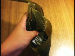 4、端午节 枣粽,开始包粽子,首先选两个粽叶,对折,粗的这头在内侧,尾部稍长在外侧。漏斗状